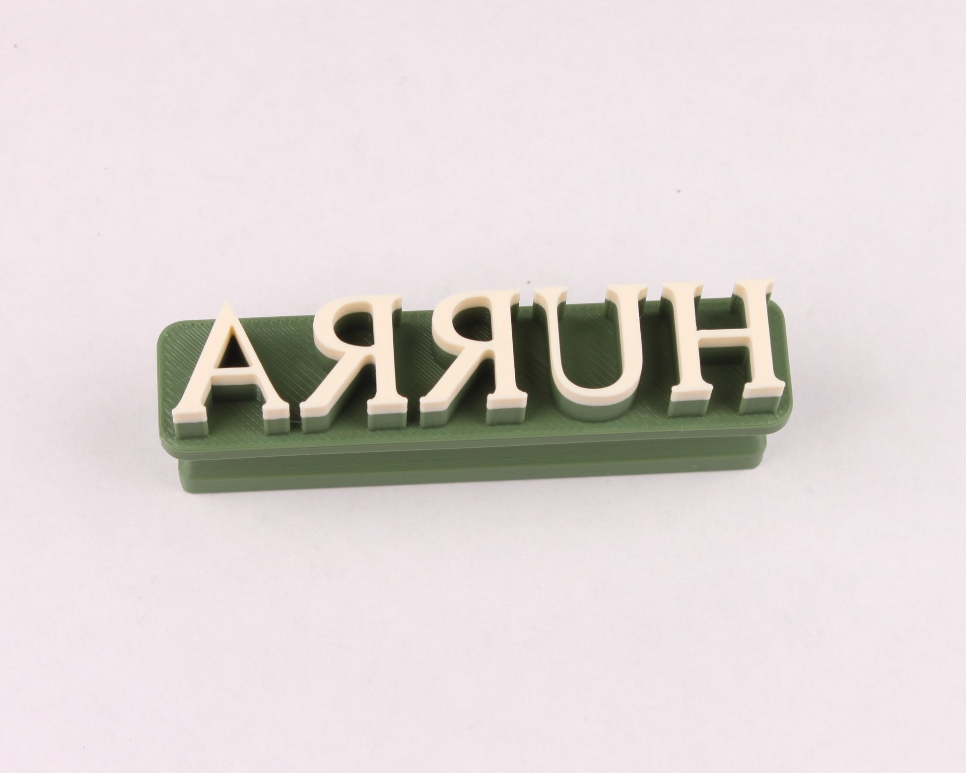 HURRA stempel aftryk – nærbillede i ler